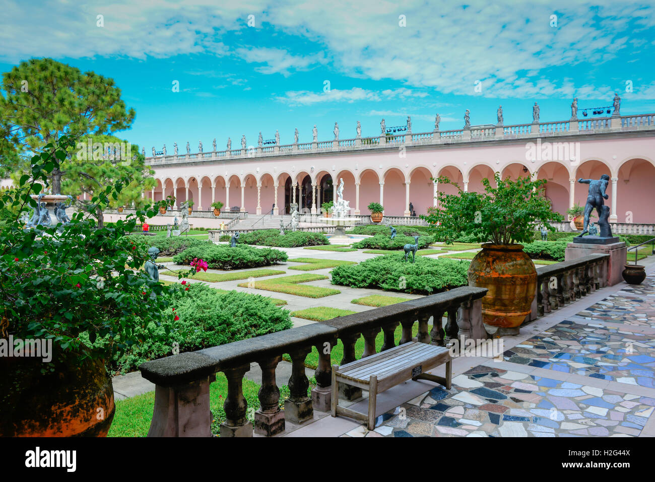 Opulente venezianischen gotischen Stil rosa Portikus und Dekosäulen säumen die versunkenen Gärten, Ringling Museum of Art in Sarasota FL Stockfoto Opulente venezianischen gotischen Stil rosa Portikus und Dekosäulen säumen die versunkenen Gärten, Ringling Museum of Art in Sarasota FL Stockfoto