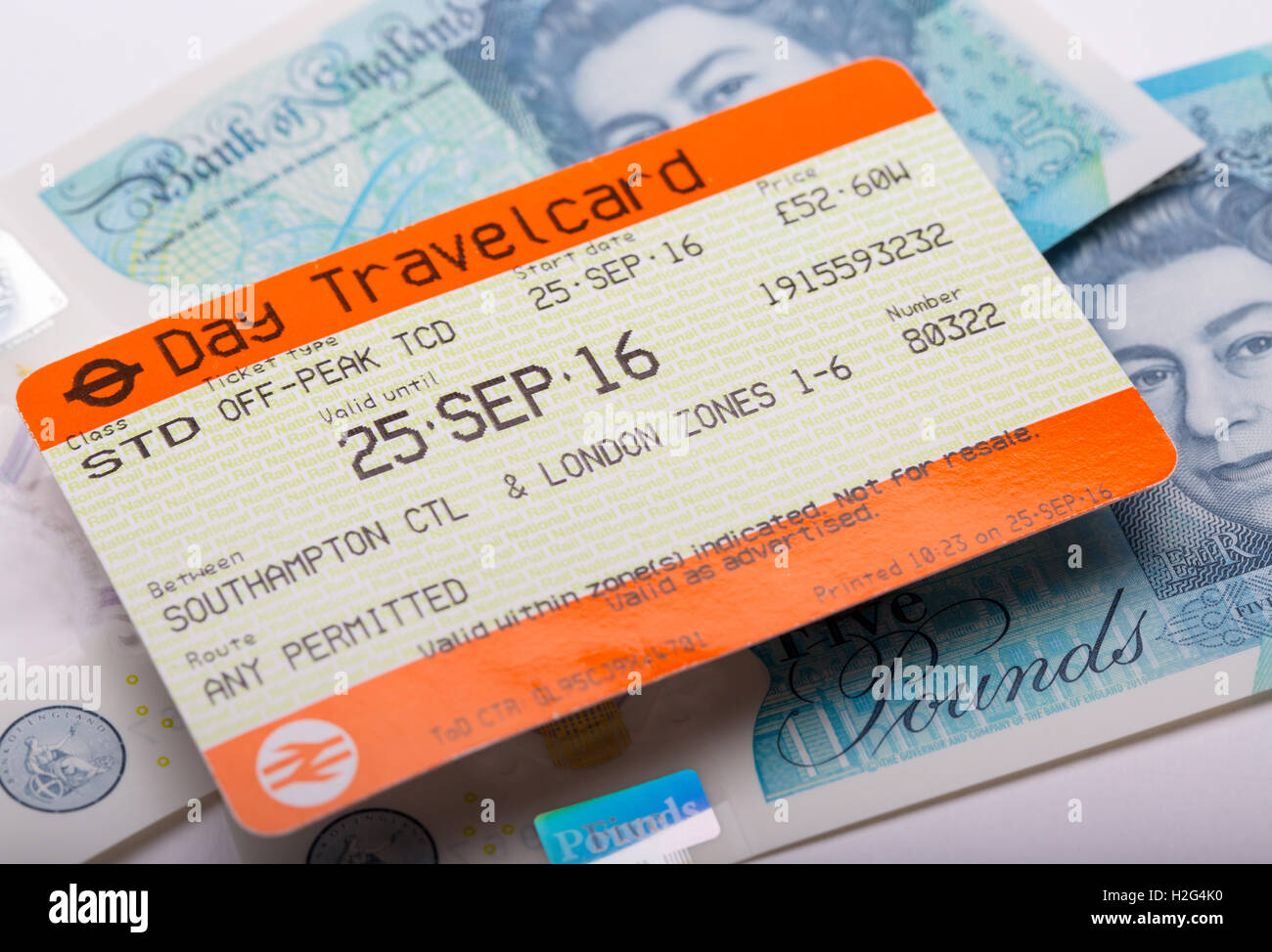 Eine National Rail-Fahrkarte mit UK-Geld Stockfoto
