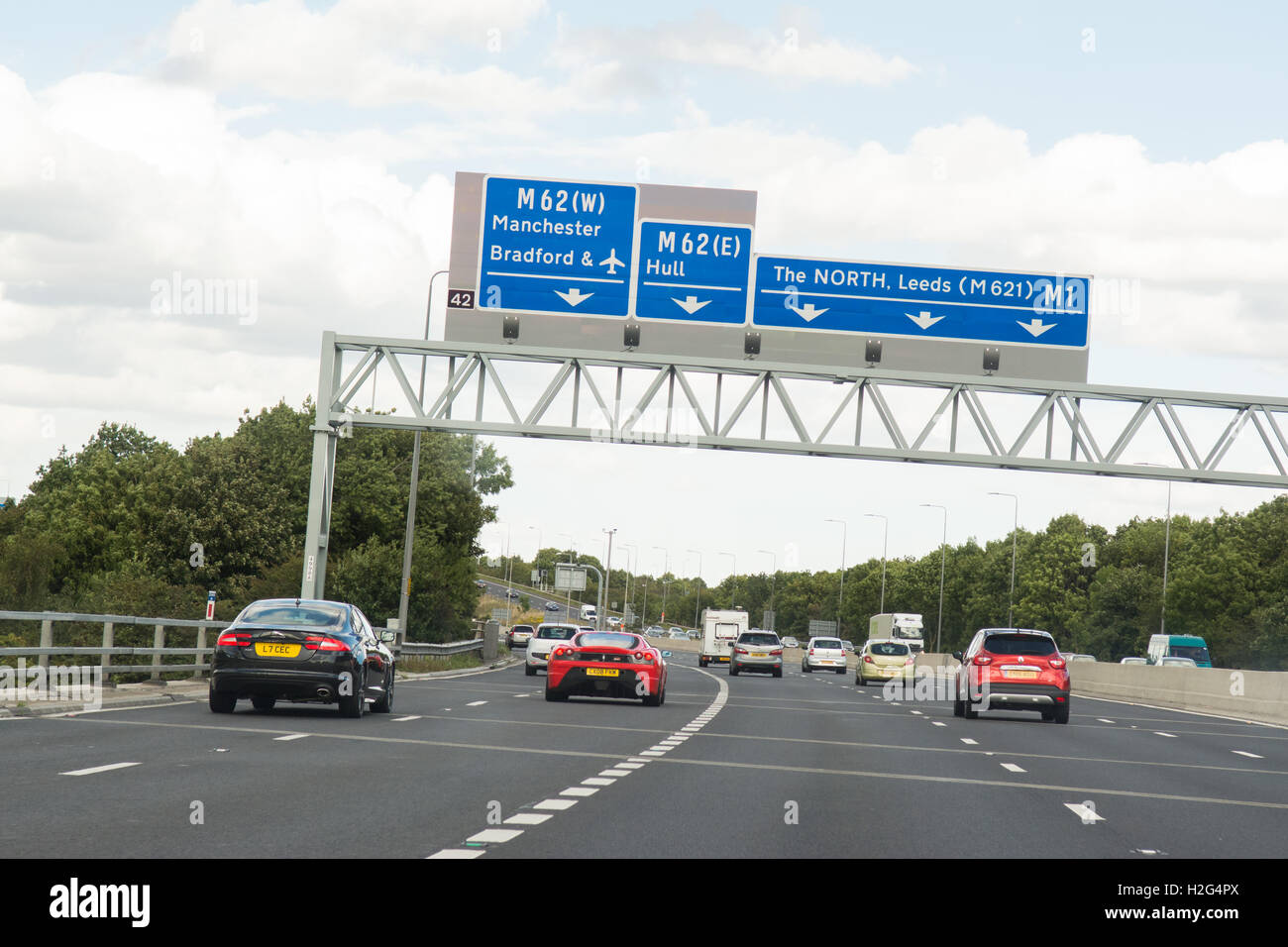 UK-Autobahn Zeichen auf obenliegenden Gantry - Kreuzung 42 der M1 Richtung Norden Stockfoto