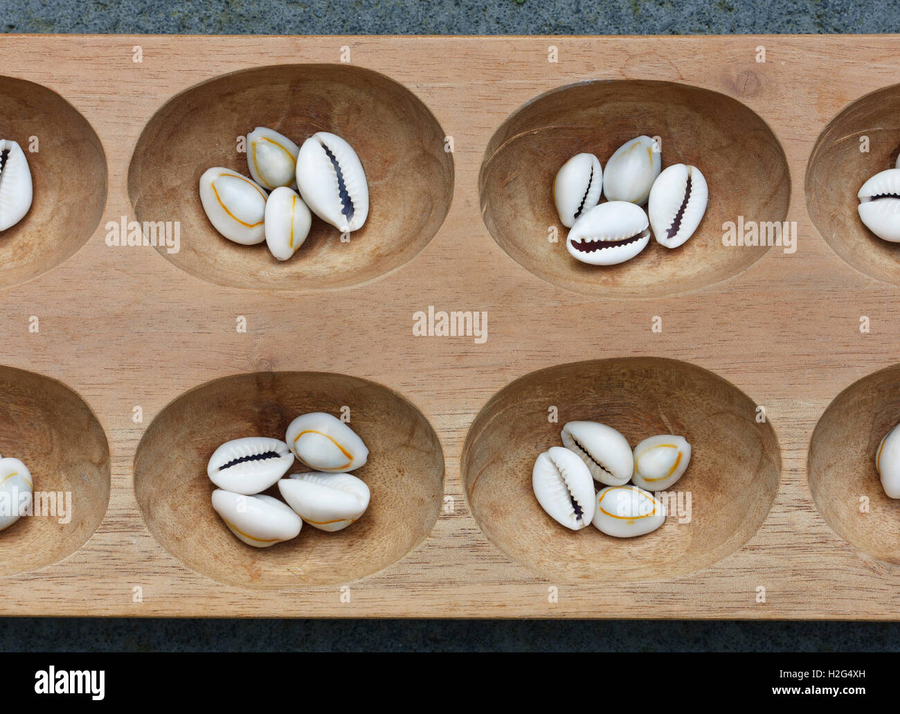 Detail eines Mancala Board mit Muscheln. Mancala ist ein traditionelles Brettspiel auf der ganzen Welt gespielt. Stockfoto