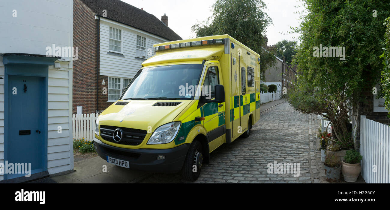 Ein NHS-Krankenwagen, der an einem Notfall im oberen Upnor teilnahm. Es ist zu breit, um auf der mittelalterlichen Kopfsteinpflasterstraße geparkt zu bleiben. Selbst jetzt blockiert es den Zugang. Stockfoto