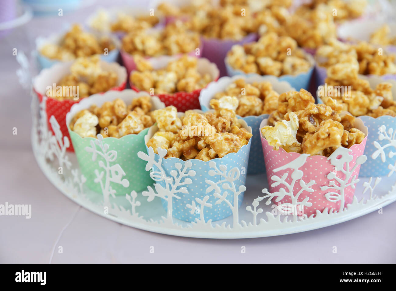 Hausgemachte Karamell Popcorn in Cupcake Tassen Stockfoto