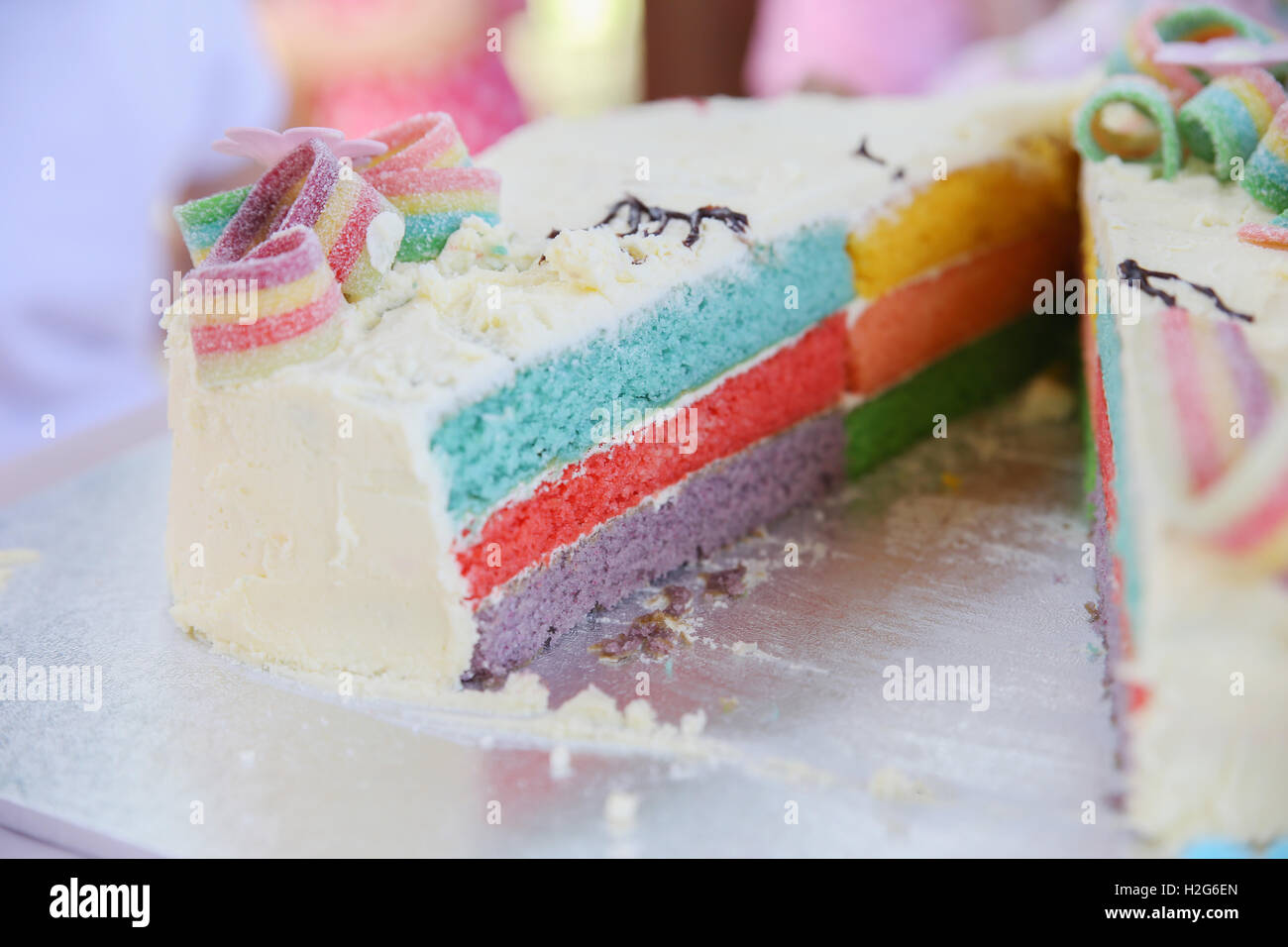 Hausgemachte Regenbogen Kuchen, selektiver Weichzeichner Stockfoto