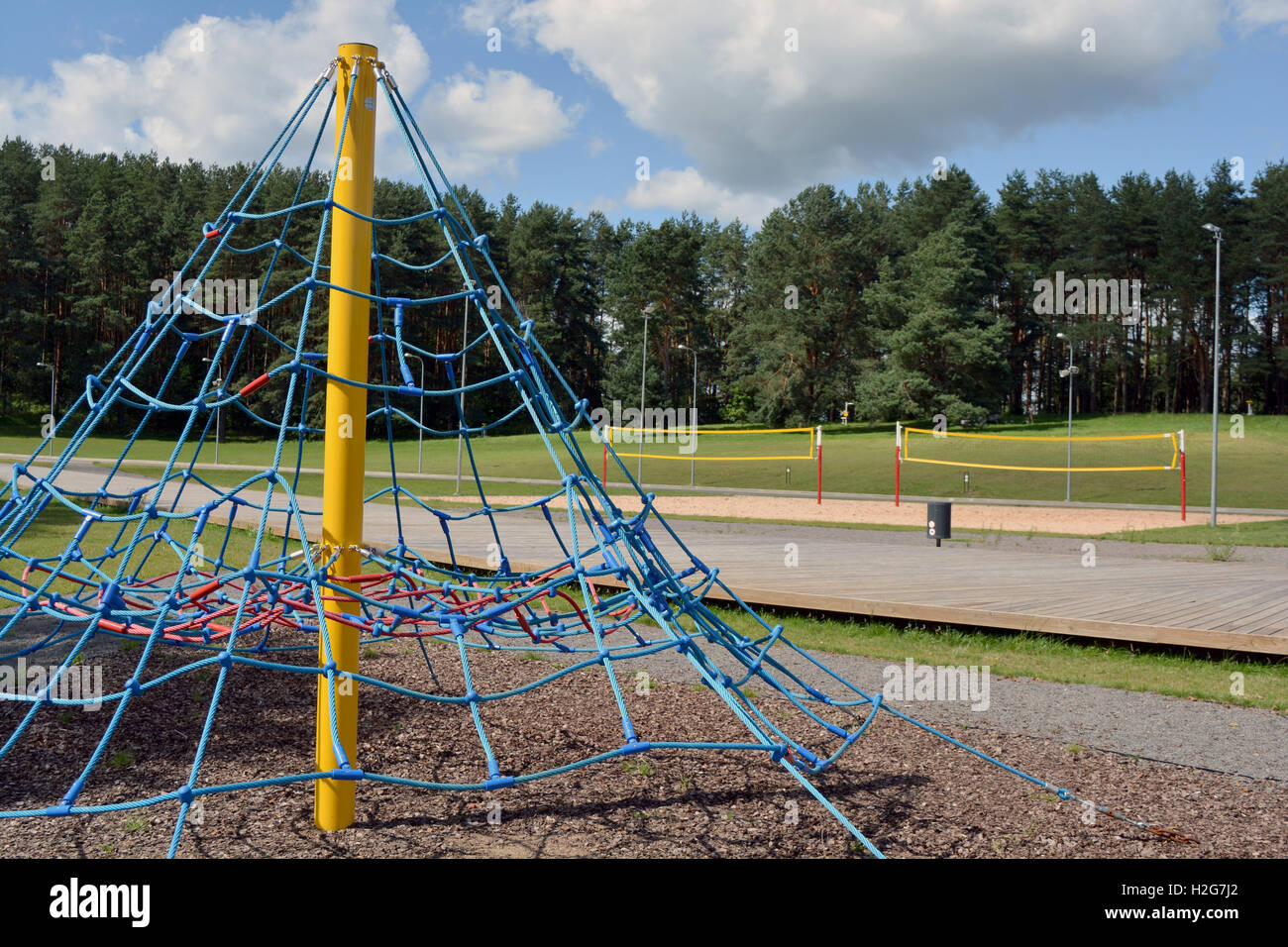 Volleyball-Netz und Spielplatz Ausrüstung an sonnigen Sommertag  Stockfotografie - Alamy