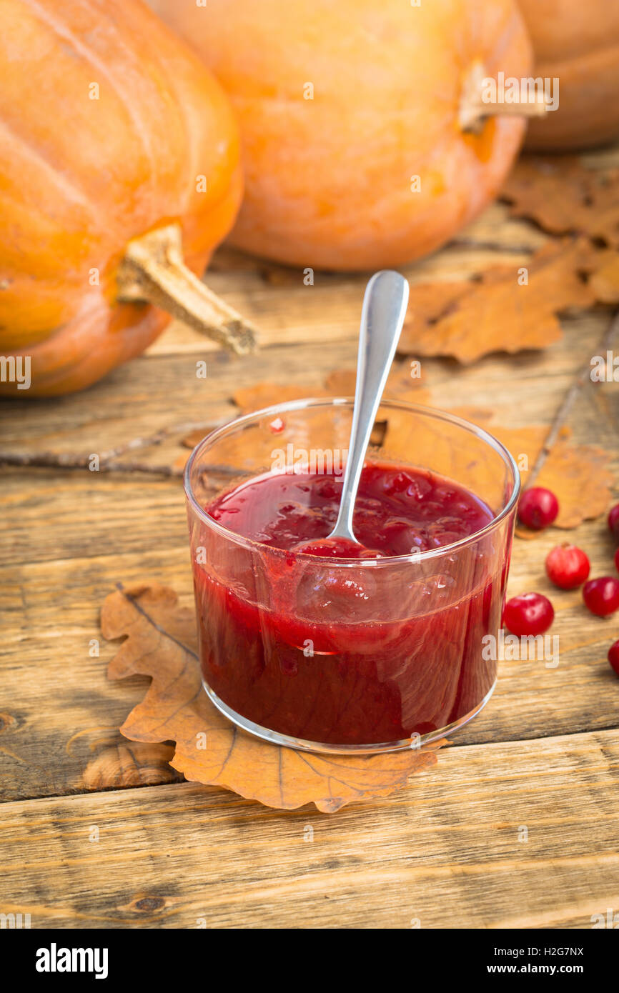 Cranberry-Sauce in ein Glas, traditionelle Sauce für Thanksgiving-Dinner und Weihnachtsessen Stockfoto