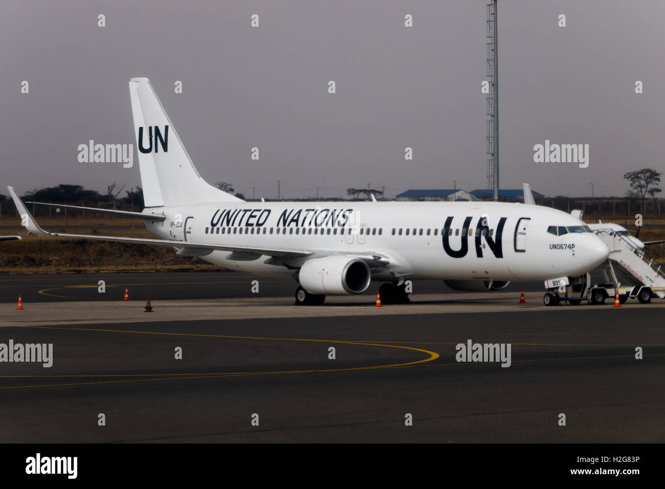 ein Vereinten Nationen Boeing 737-800-Passagier-Jet sitzt geparkten an Nairobi Jomo Kenyatta International Airport Stockfoto
