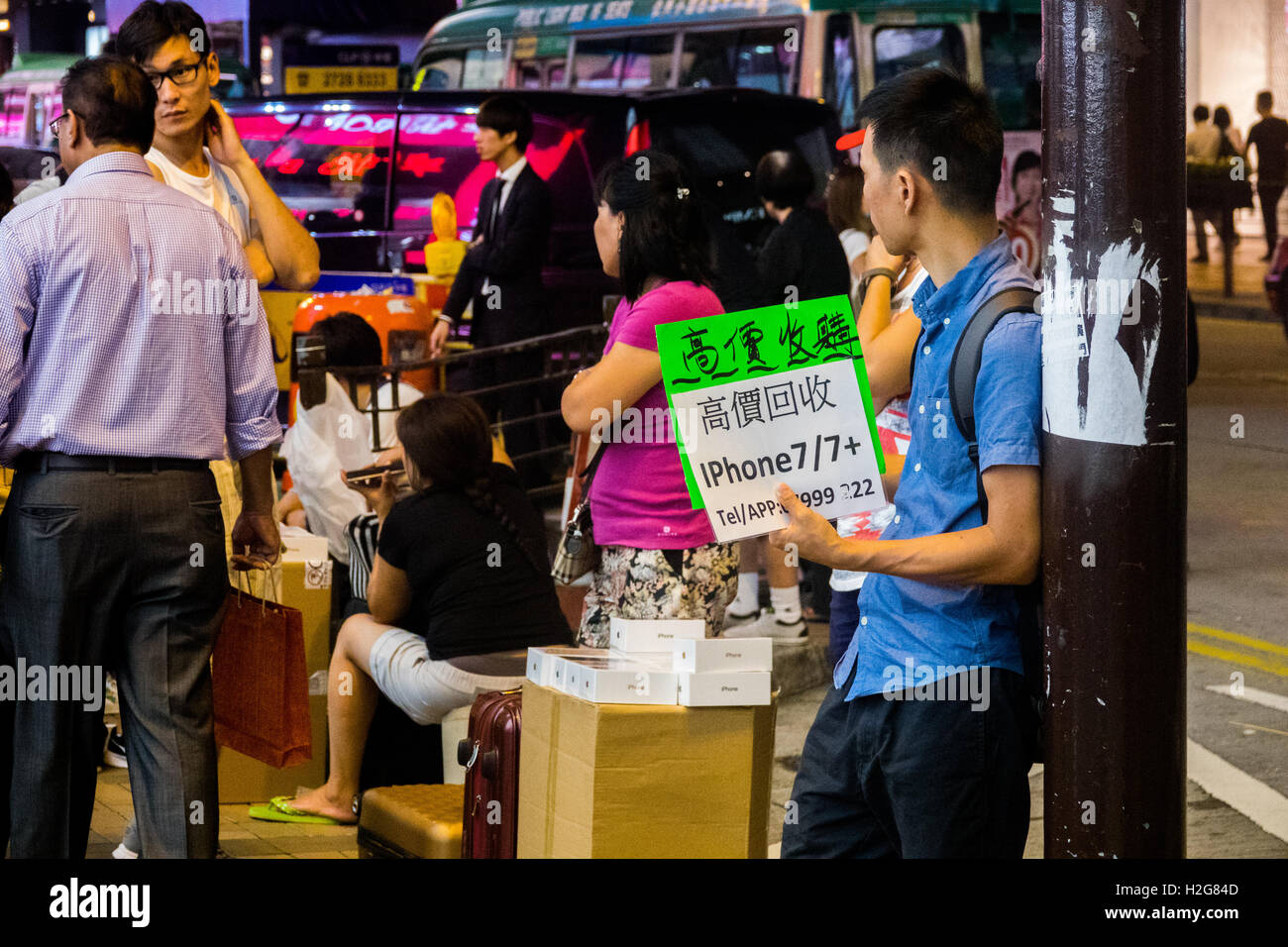 Spekulanten verkaufen neues iPhone 7 s außerhalb der Apple-Store auf Canton Road in Hongkong wohlhabenden Käufern, die nicht warten wollen Stockfoto