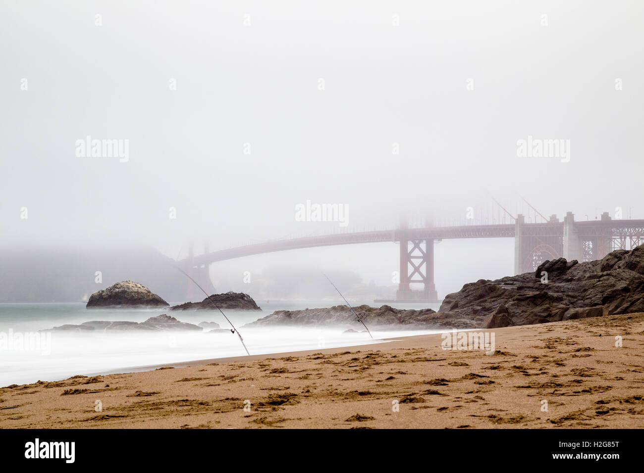 Blick vom Baker Beach, Golden Gate Bridge in San Francisco, Kalifornien, USA an einem nebligen Tag. Stockfoto