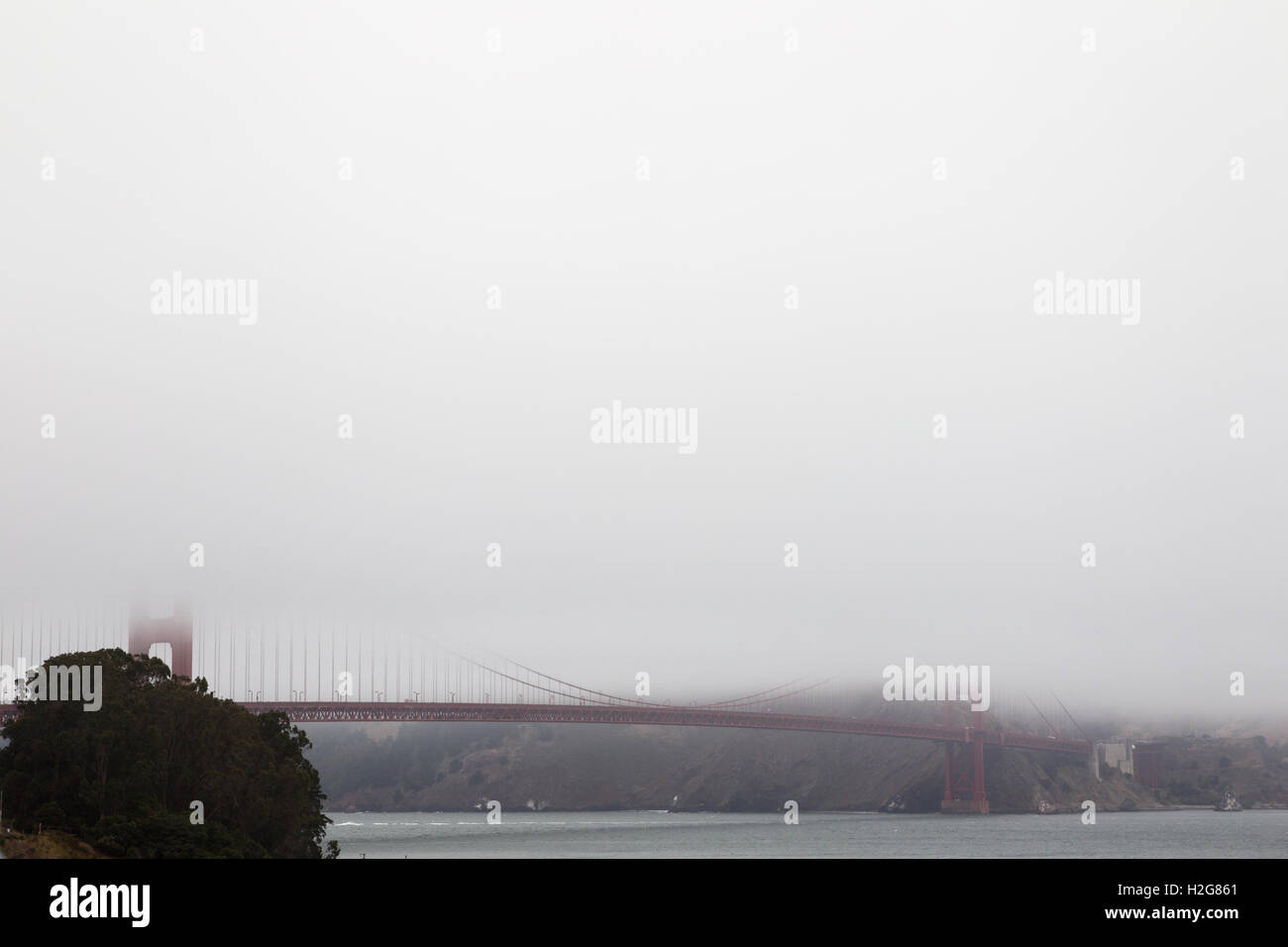 Golden Gate Bridge in San Francisco, Kalifornien, USA an einem nebligen Tag. Stockfoto