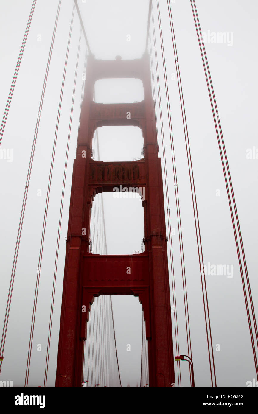 Pfeiler der Golden Gate Bridge in San Francisco, Kalifornien, USA an einem nebligen Tag. Stockfoto