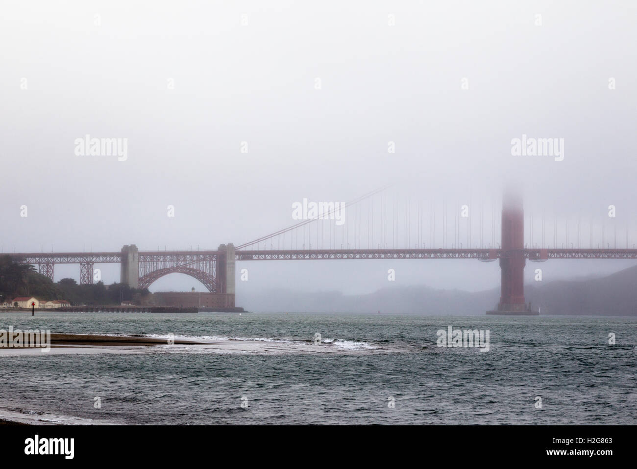 Nebel über die Golden Gate Bridge in San Francisco, Kalifornien, USA. Stockfoto