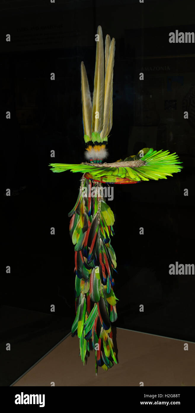 Kopf-Kleid von Papagei Federn aus Kofan Ecuador Südamerika Stockfoto