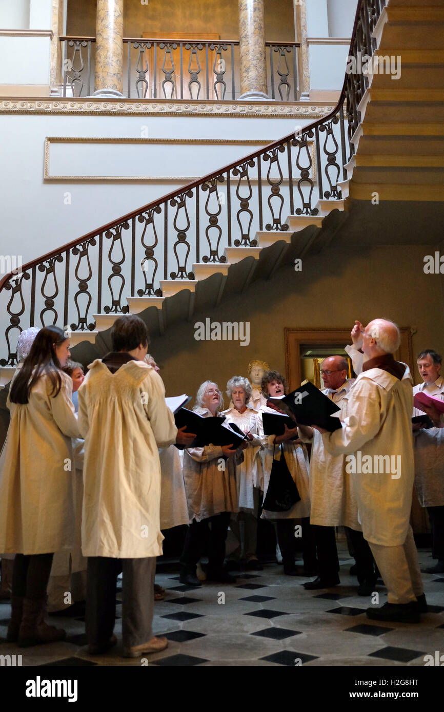 Einem örtlichen Chor singen im Henry Holland entworfen Haus Berrington Hall. Zur Feier des Capability Brown Stockfoto
