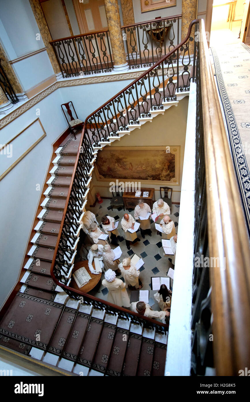 Chor singt in der Henry Holland entworfen Treppe gut Berrington Hall.Genius Loci, eine Lese-Erde-Produktion. Stockfoto