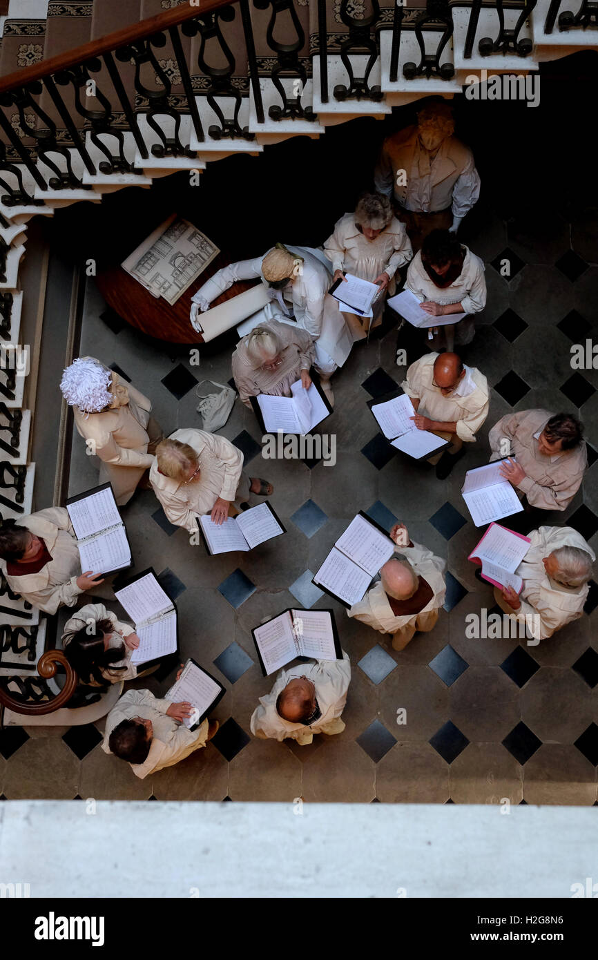 Blick hinunter auf einen Chor singen in das Treppenhaus von Henry Holland Berrington Hall, Genius Loci, eine Read-Erde-Produktion. Stockfoto