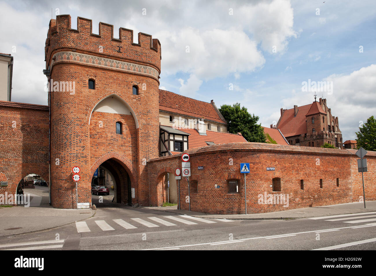 Polen, Torun, Brücke Tor (Brama Mostowa) von 1432 und Stadtmauer, alte Stadtbefestigung Stockfoto