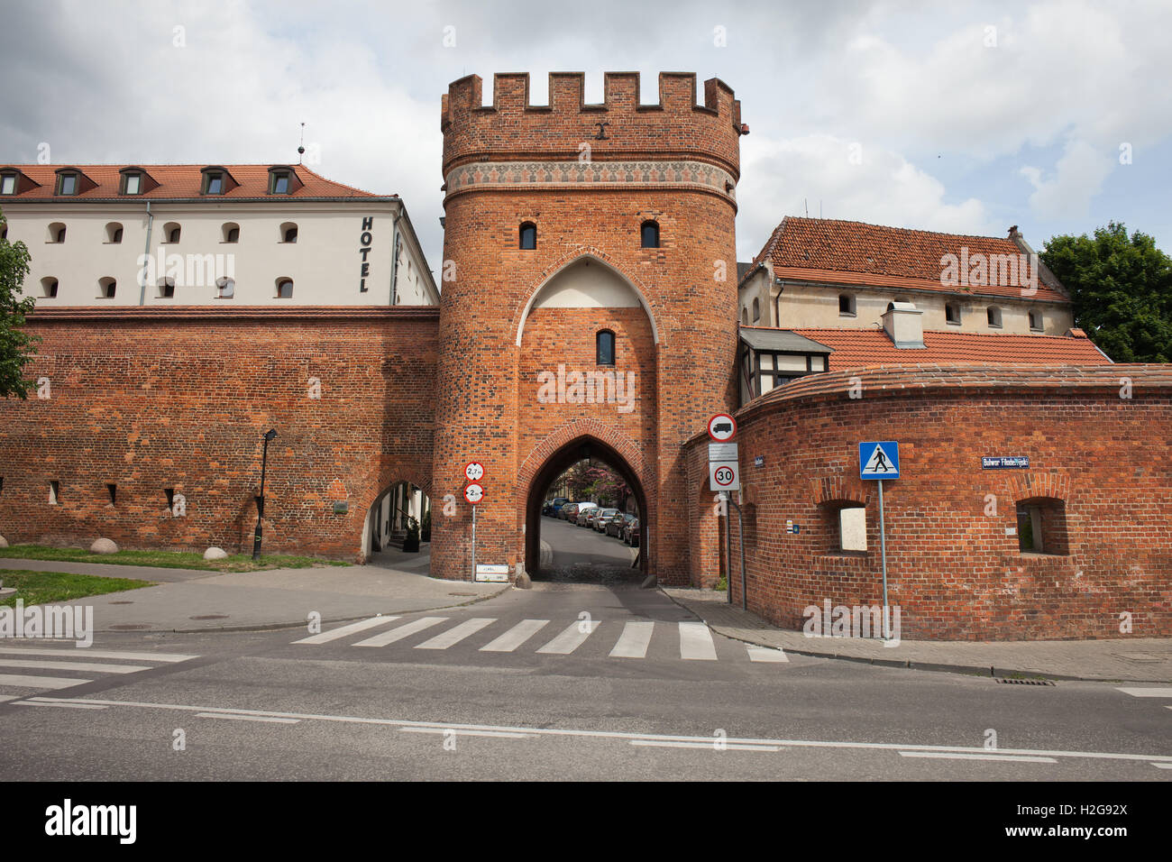 Polen, Torun, mittelalterliche Brücke Tor (Brama Mostowa) von 1432 und Stadtmauer, alte Stadtbefestigung Stockfoto