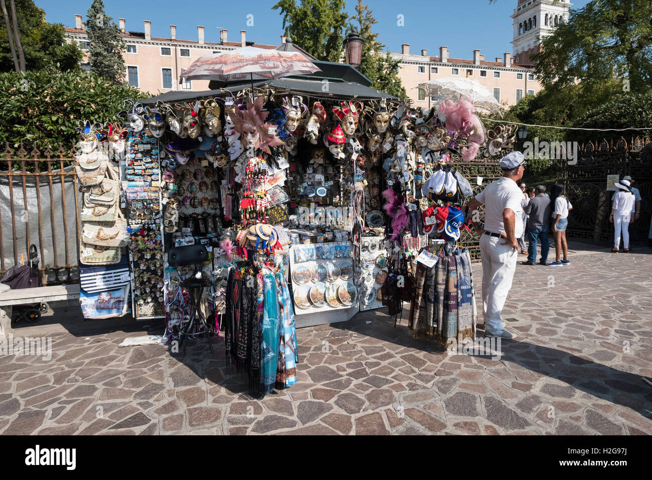 Straßenhändler mit tragbaren Stall mit Urlaubssouvenirs an Touristen in Venedig Italien Stockfoto