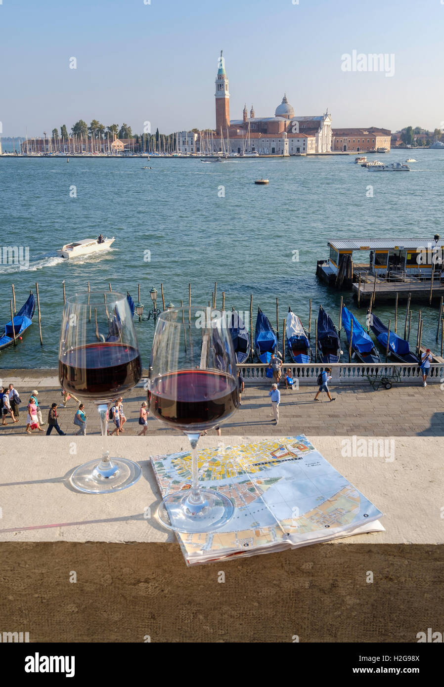 Zwei Gläser Rotwein und Touristenkarte am Hotel Balkon festgemacht Gondeln und Kirche von S. Giorgio Maggiore.  Venedig Stockfoto