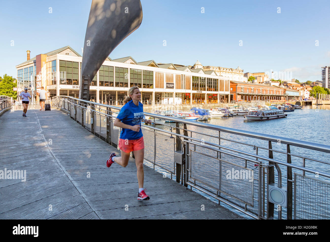 Frau läuft im Hafen der Stadt Bristol, Bristol, Avon, England, UK Stockfoto