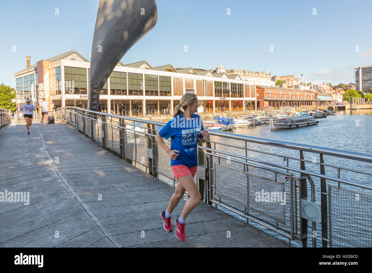 Frau läuft im Hafen der Stadt Bristol, Bristol, Avon, England, UK Stockfoto