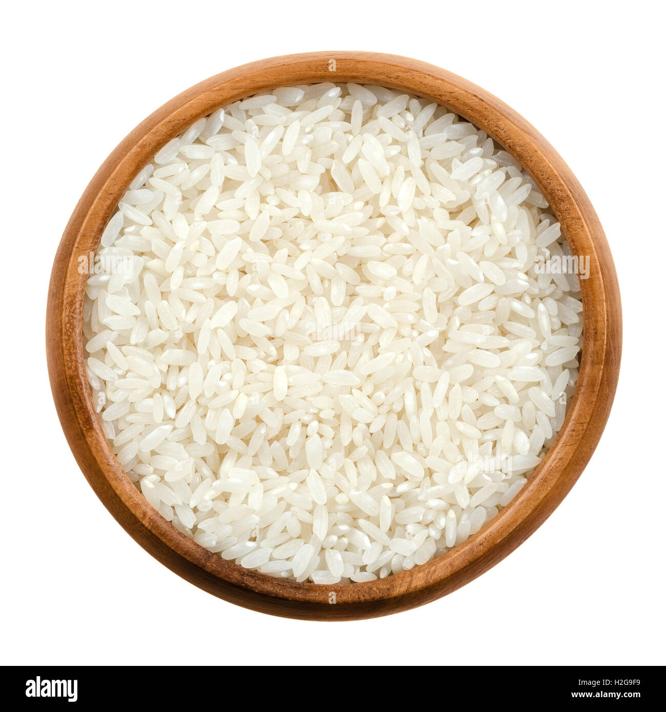 Sushi-Reis in einer Holzschale auf weißem Hintergrund. Weiße kurze Fasern japanischer Reis, die Samen des Grases Oryza Sativa. Stockfoto