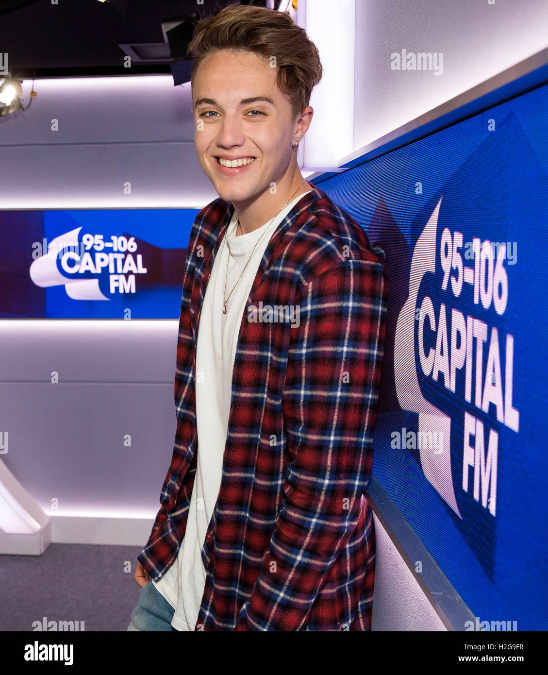 Der Hauptmoderator Roman Kemp ist im Londoner Studio von Capital zu sehen. Roman präsentiert die Capital Evening Show, Mo-Do 19:00-22:00 Uhr und sonntags 9:00-12:00 Uhr. Stockfoto