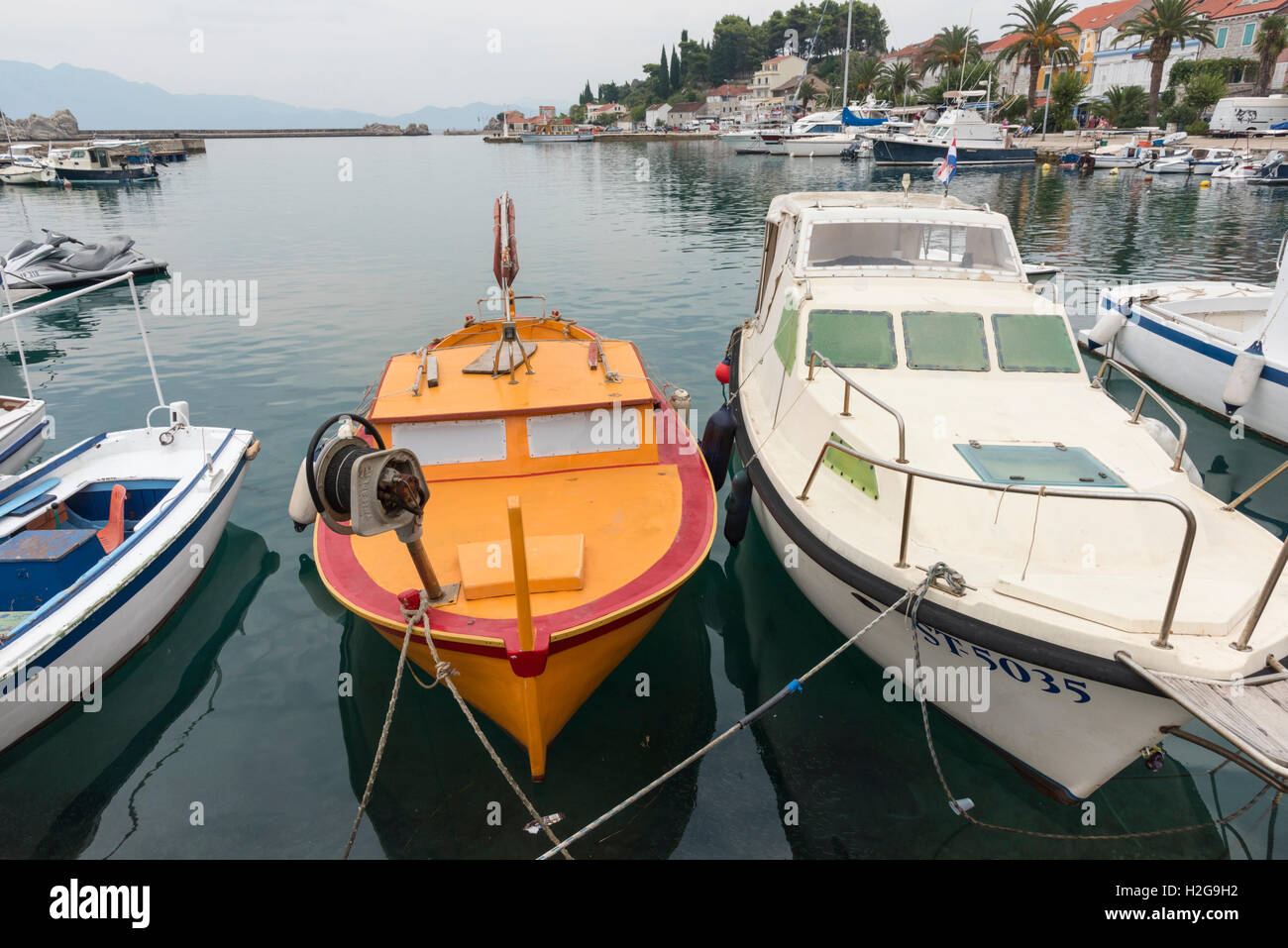 Bunte Fischerboote vertäut im Hafen von Trpanj Kroatien Stockfoto