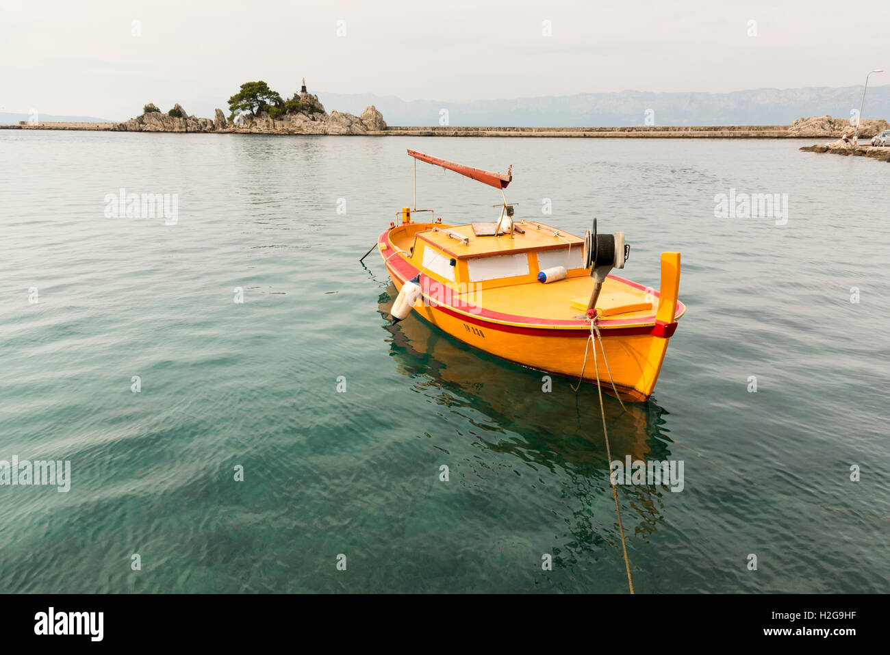 Bunte Fischerboote vertäut im Hafen von Trpanj Kroatien Stockfoto