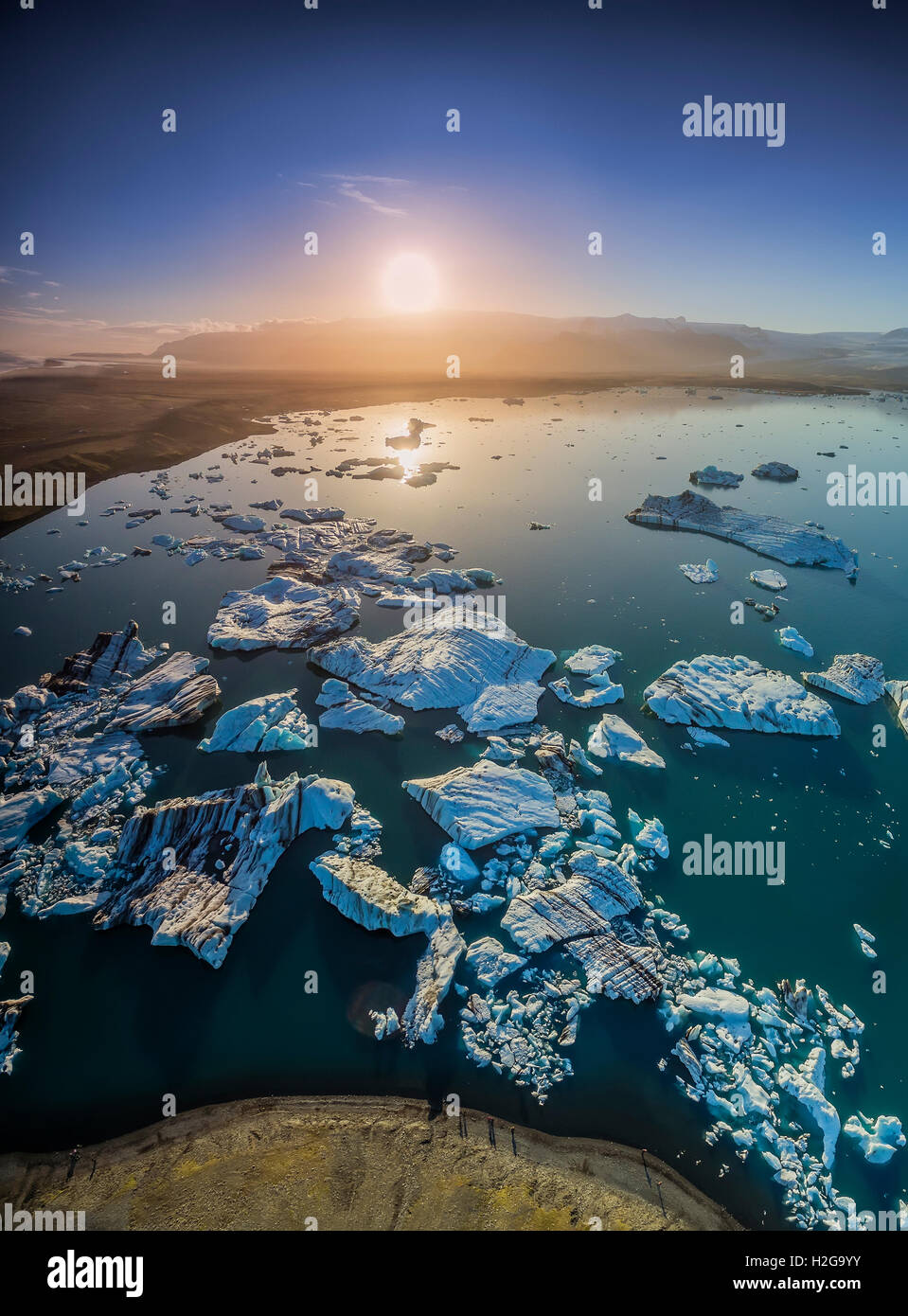 Eisberge in der Jökulsárlón, Glacial Lagune, Breidamerkurjokull Gletscher, Vatnajökull-Eiskappe. Island. Drohne-Fotografie Stockfoto