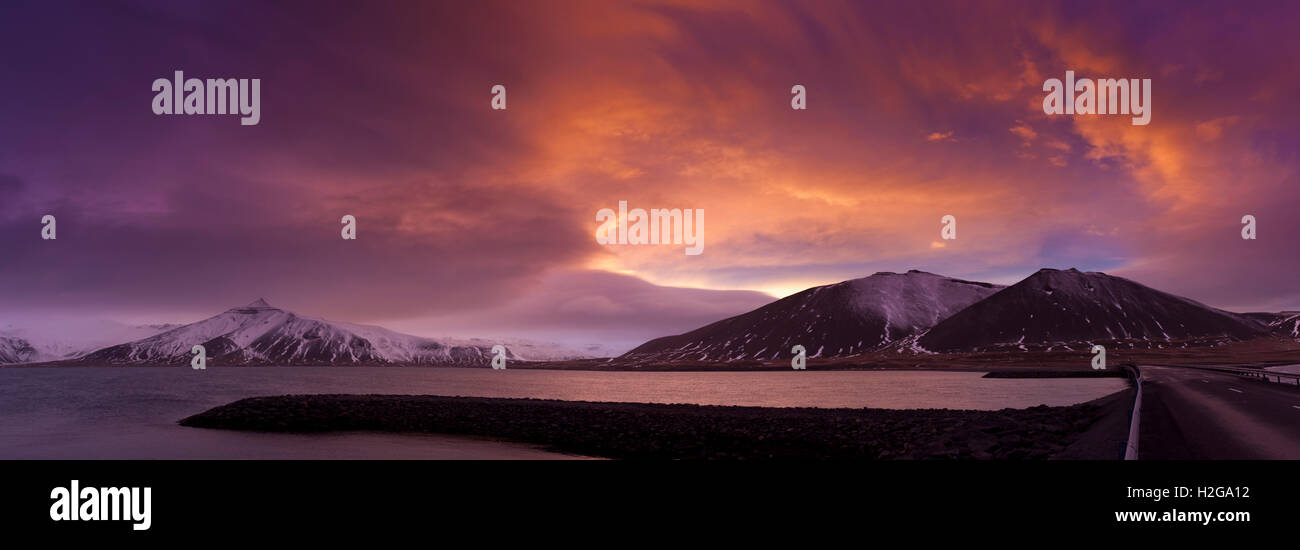 Sonnenuntergang über Kolgrafarfjordur in der Winterzeit, Snaefellsnes Halbinsel, West-Island Stockfoto