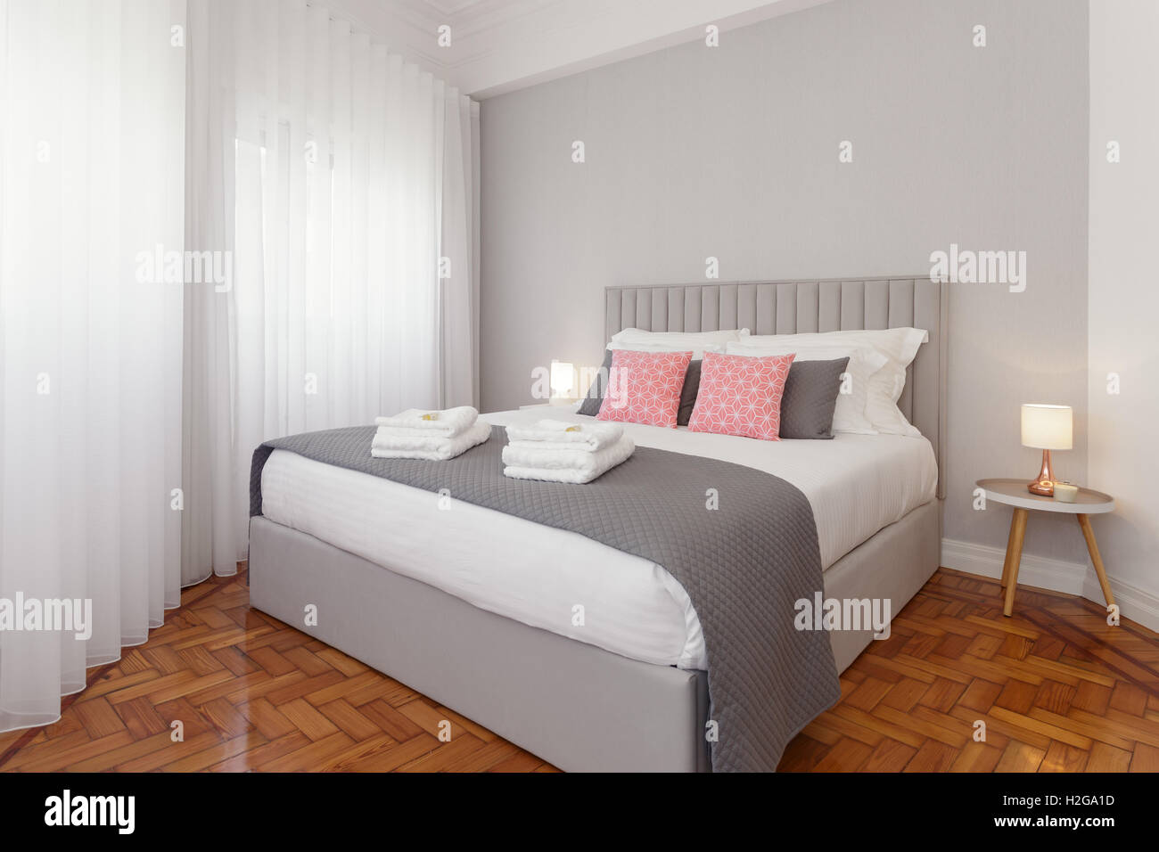 Schöne und helle Schlafzimmer Stockfoto