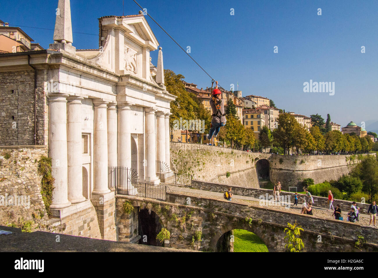 Person auf "Zip-Wire" Fahrt von San Giacomo Tor in Citta Alta (Oberstadt), Bergamo, Provinz Bergamo, Lombardei, Italien Stockfoto