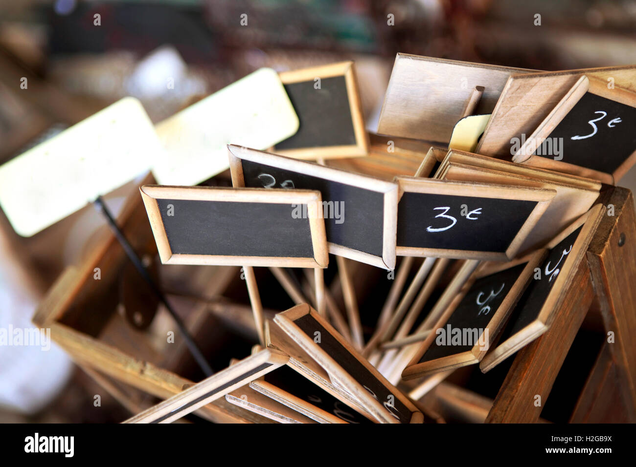 Preis Zeichen auf Schiefer auf einem Flohmarkt Stockfoto