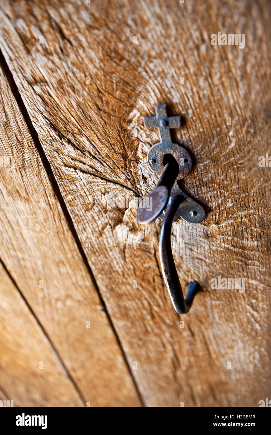 Bronze-Sperre von einer alten Holztür in ein französisches Dorf Stockfoto