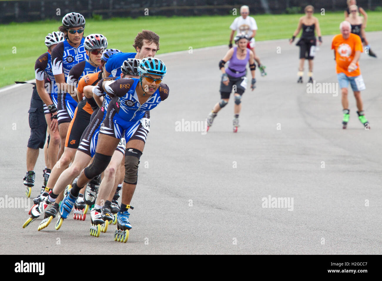 Die Goodwood Roller Marathon mit Inline-Skatern eine Linie gebildet Stockfoto