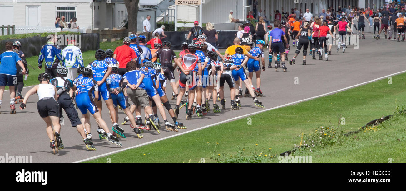 Die Goodwood Roller Marathon mit Inline-Skatern eine Linie gebildet Stockfoto