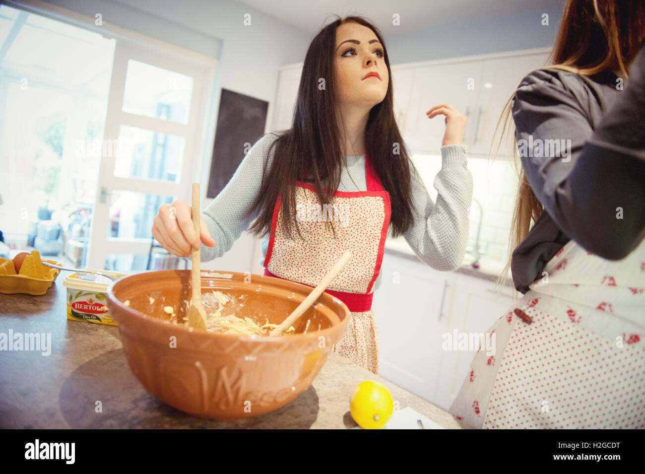 Jugendliche in der Küche Backen Stockfoto