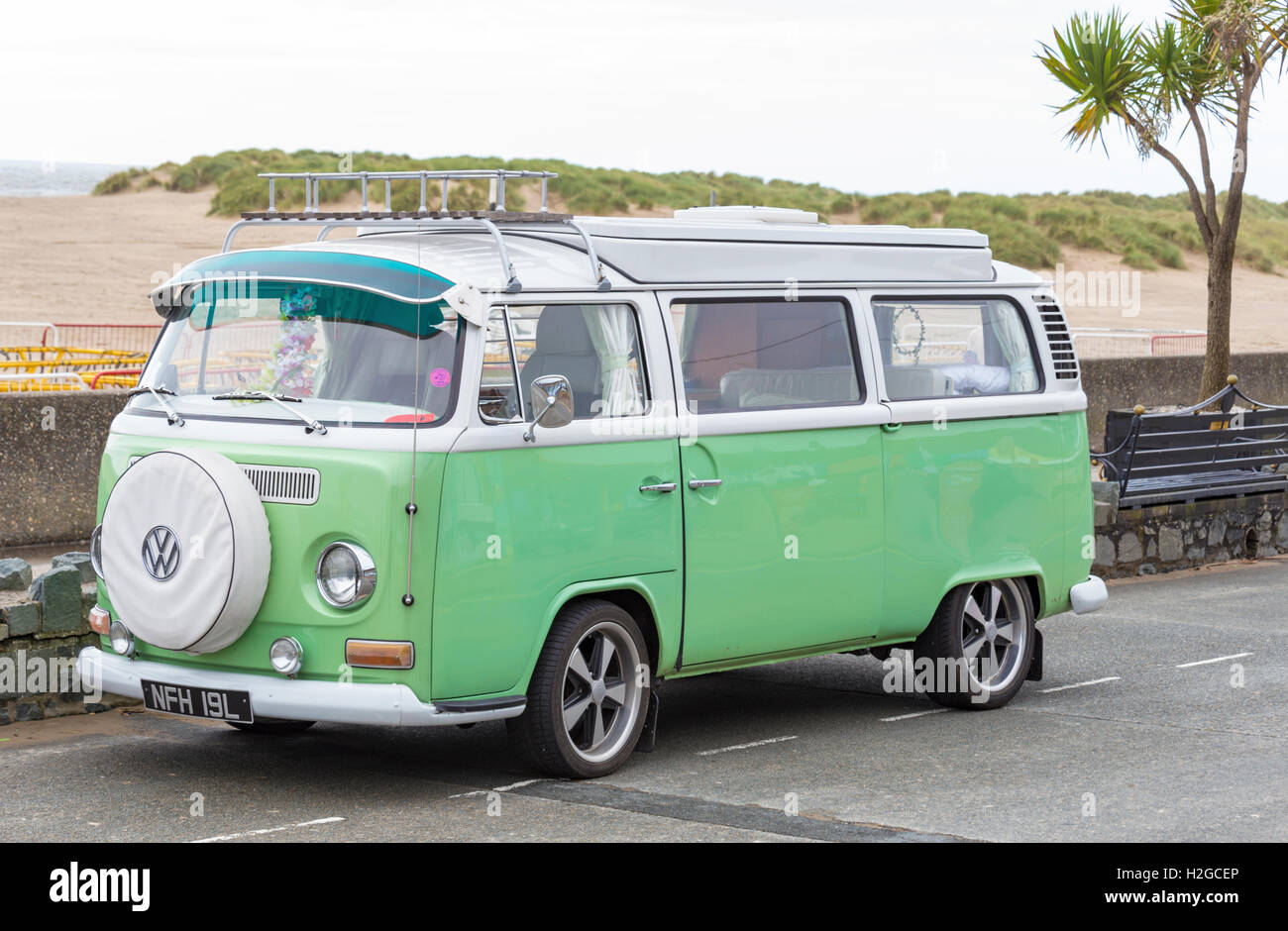 Volkswagen Wohnmobil bei einem britischen Badeort. Stockfoto