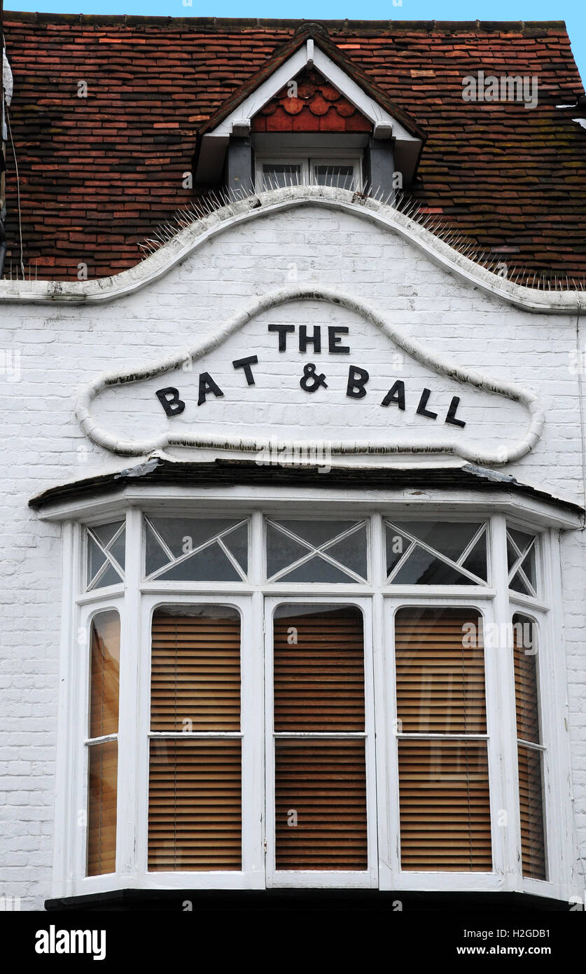 Gebäude jetzt für Einzelhandel, noch zeigt seine Gastwirtschaft Name "Schläger und Ball", St Albans, Herts. Stockfoto