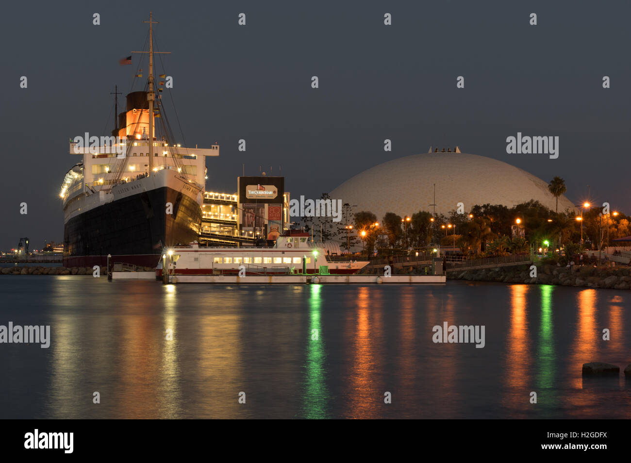 RMS Queen Mary im Ruhestand, Ozeandampfer und Kuppel. Das legendäre Schiff ist derzeit ein schwimmendes Hotel. Stockfoto