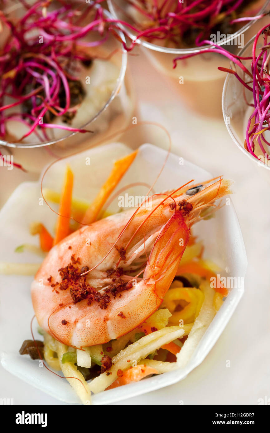 Nahaufnahme von Garnelen, Obst und Gemüse Salat, Soja-Sprossen und französische mousse Stockfoto