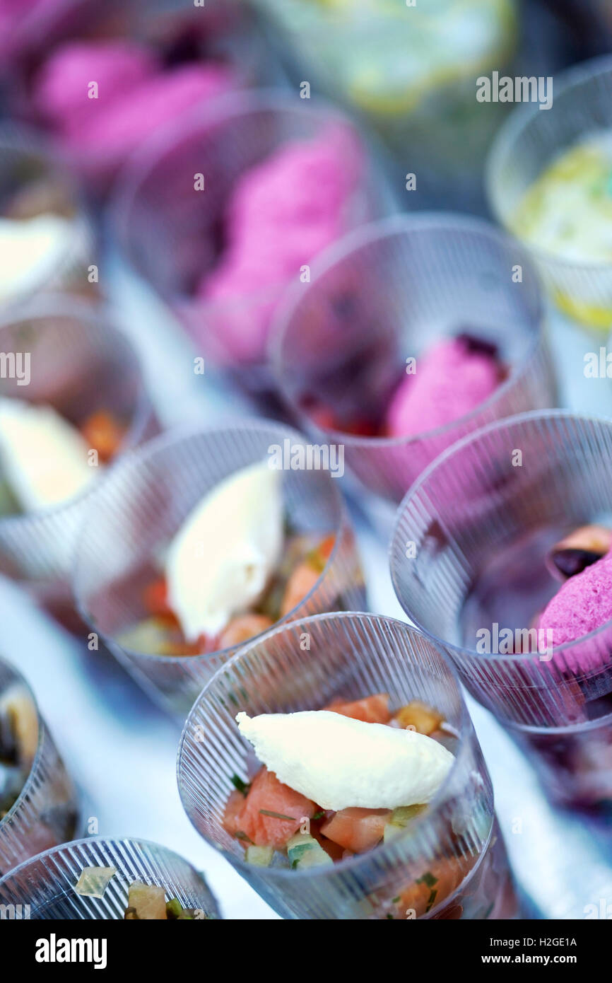 Lachs-Carpaccio und französische Mousse in Kunststoff-Gläser auf einem buffet Stockfoto