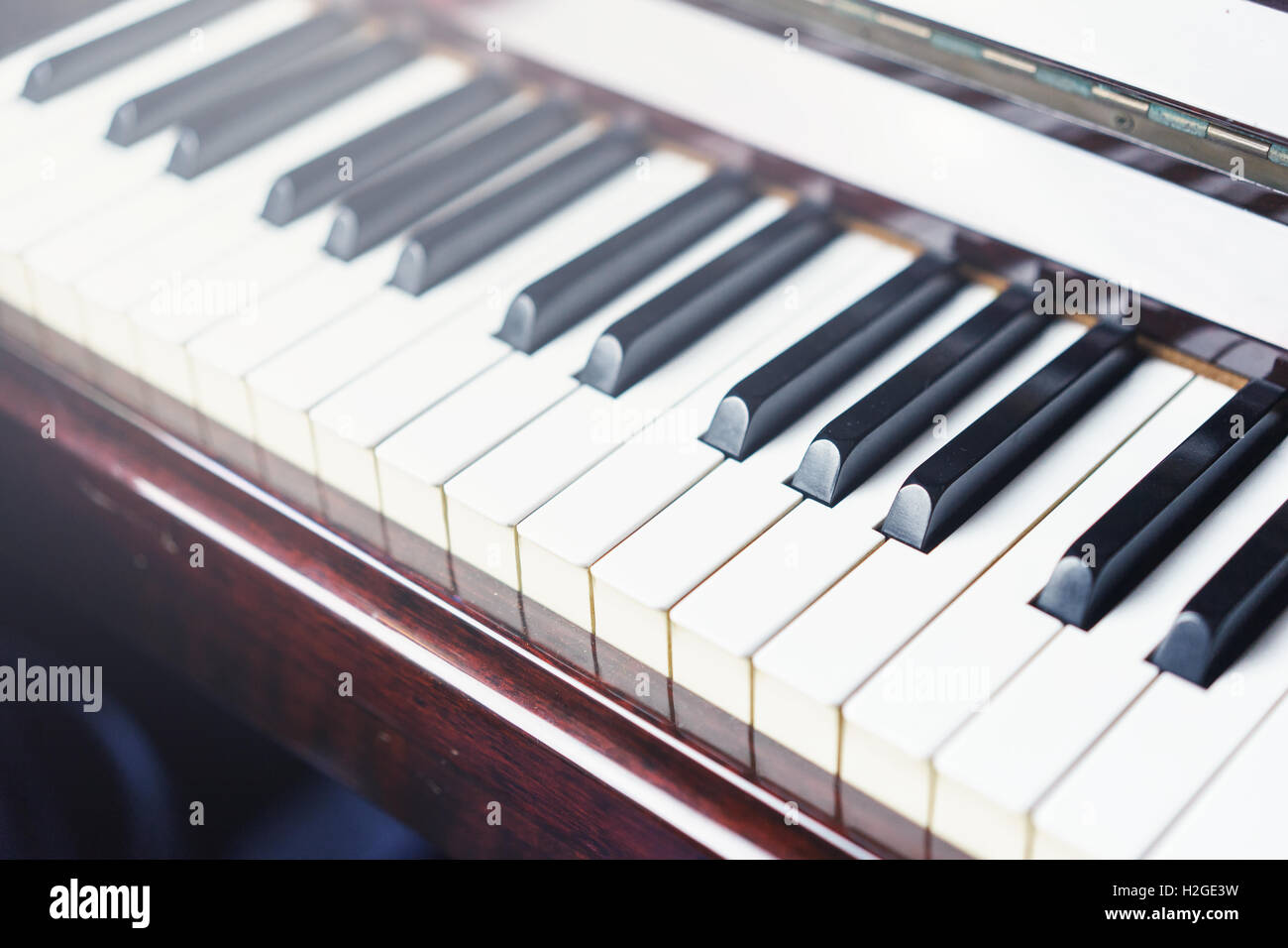 Piano jazz musikalische Instrument, Close Up der Klaviertastatur, Klaviertastatur Hintergrund mit selektiven Fokus. Kühle Farben und Tageslicht effe Stockfoto