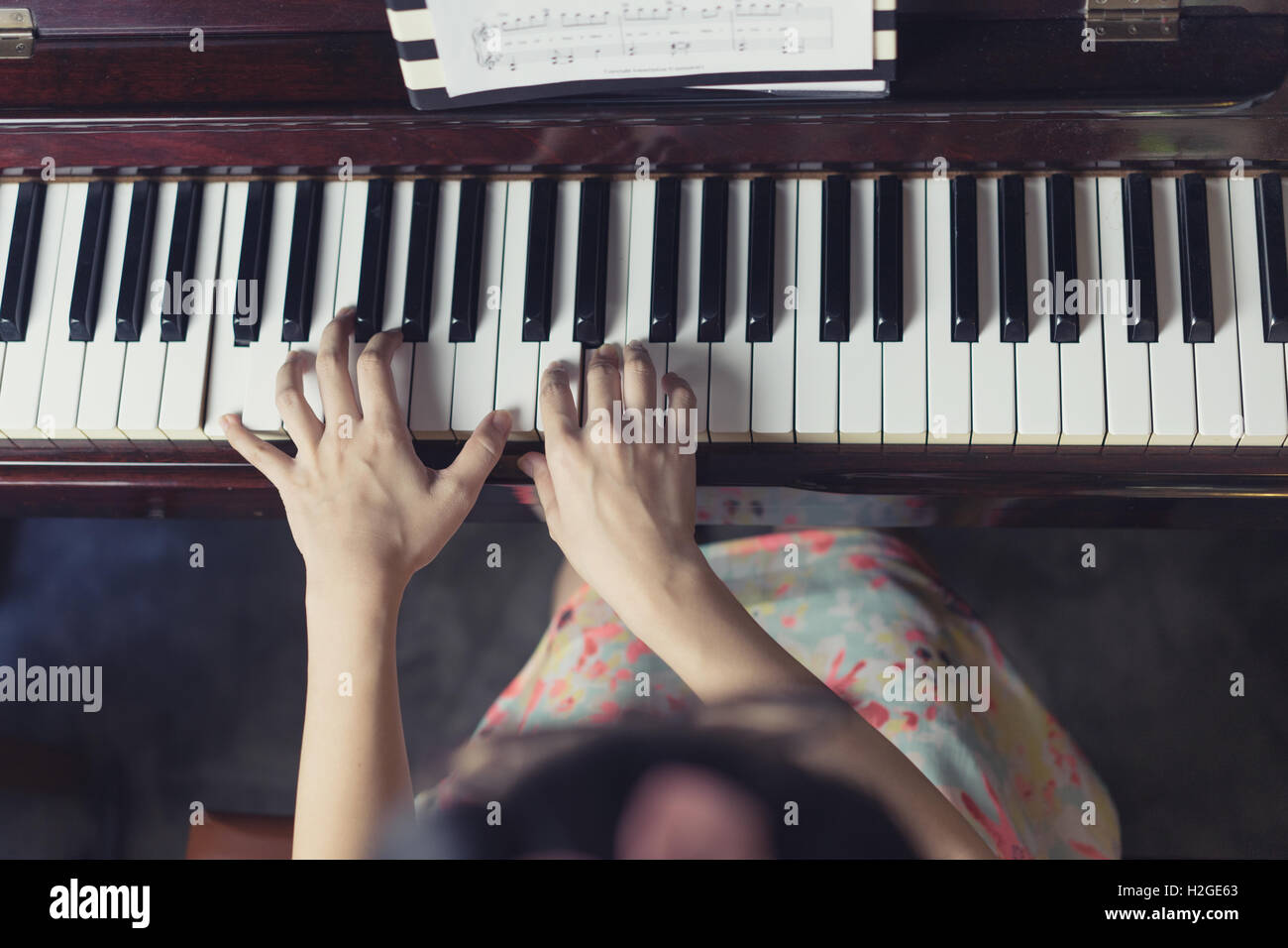 Piano jazz musikalische Instrument, Close Up der Klaviertastatur, Klaviertastatur Hintergrund mit selektiven Fokus. Kühle Farben und Tageslicht effe Stockfoto