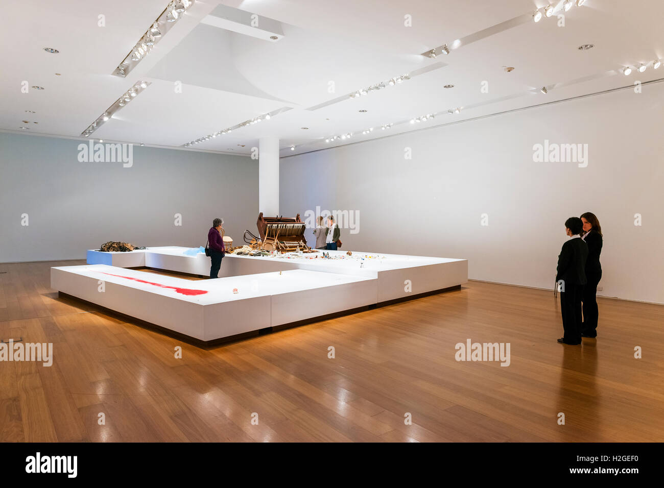 Buenos Aires, Argentinien - 5. Oktober 2013: Menschen in einer Kunstausstellung im Museum in Buenos Aires Malba Stockfoto Buenos Aires, Argentinien - 5. Oktober 2013: Menschen in einer Kunstausstellung im Museum in Buenos Aires Malba Stockfoto