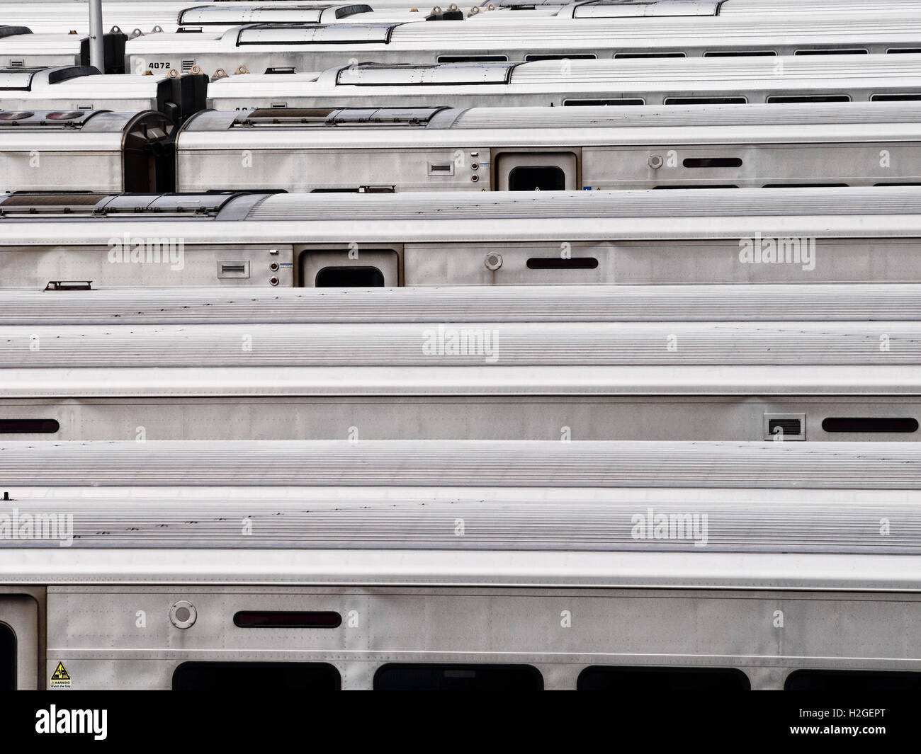 Abstrakte Fotografie von MTA Long Island Railroad Autos in den Hudson Yards Rangierbahnhofs in New York gesehen aus der High Line Manhattan, NYC Stockfoto