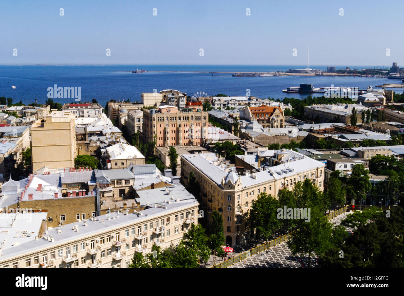 Aserbaidschan, Baku. Blick auf die Stadt Baku mit Tha Hafen und dem Kaspischen Meer im Hintergrund. Stockfoto