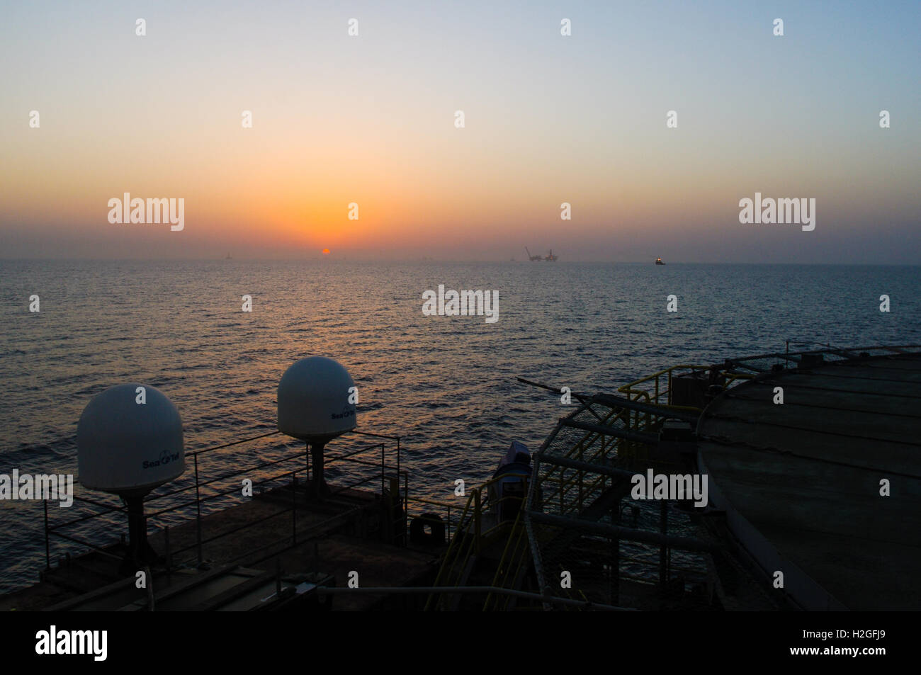 Aserbaidschan. Kaspischen Meer. Sonnenuntergang von der DBA-Barge an einem Ölfeld im Kaspischen Meer gesehen. Stockfoto