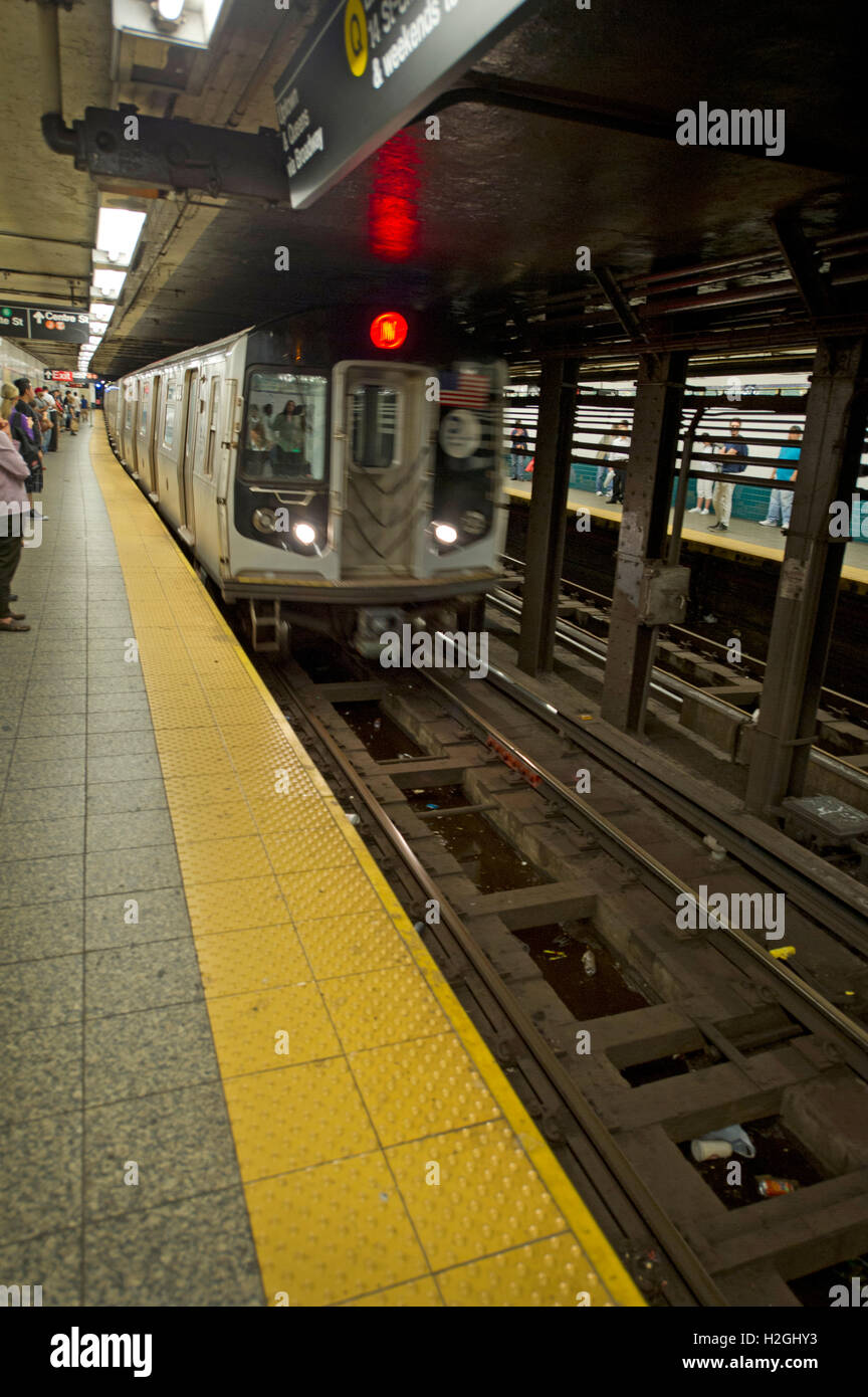 New York u-Bahn Zug nähert sich der Stations Stockfoto